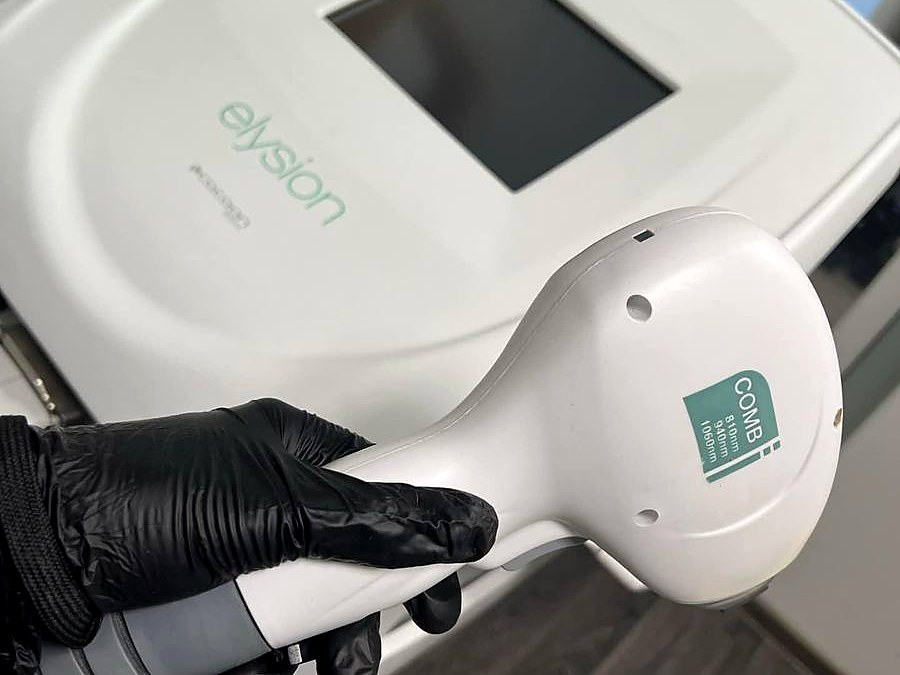 Апликаторът COMB на Elysion-Pro с трите дължини на вълната — 810, 940 и 1060 nm